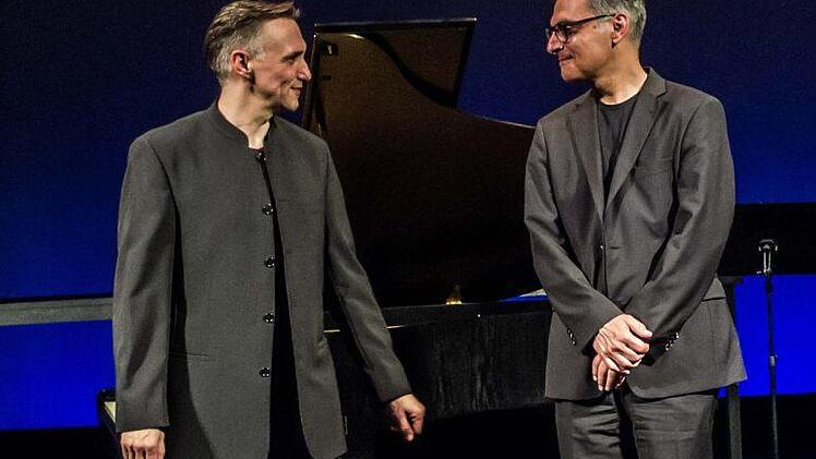 Der Tenor Dirk Mestmacher und der Pianist Antonio Grimaldi beeindruckten mit ihrer Interpretation von Franz Schuberts Liederzyklus "Die schöne Müllerin" in der Coburger Reithalle. Foto: Jochen Berger