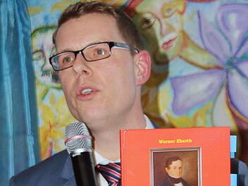 Marco Schäfer, der Stiftungsvorstand der Carl-von-Heß'schen-Sozialstiftung, erzählte im Seniorenheim St. Elisabeth über den Stifter, die heutigen Aufgaben der Stiftung und auch etwas über sich selbst. Dieter Britz