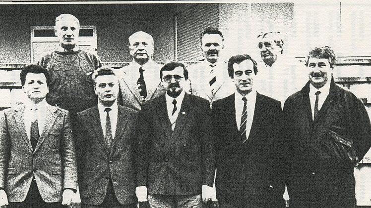 Alte Recken und neue Gesichter: Im Jahr 1988 bildeten folgende Personen die F&uuml;hrungsriege der Schiedsrichtergruppe Bad Kissingen: (hinten, von links)  Rudolf M&uuml;ller, Karl Kaufmann, Wolfgang Berghoff  und Adolf Schmitt sowie (vorne, von links) Armin  Bohn, Gerd Hartung, Norbert Kr&ouml;ckel, Heinz G&ouml;tschel  und Heinz Danz.