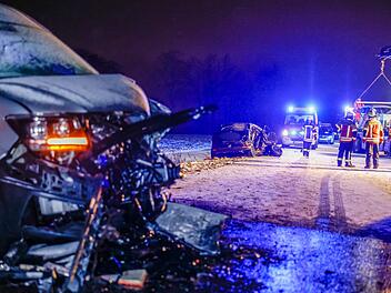 F&uuml;nf Fahrzeuge kollidieren auf Bundesstra&szlig;e