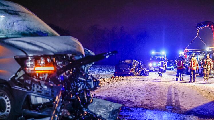 Fünf Fahrzeuge kollidieren auf Bundesstraße