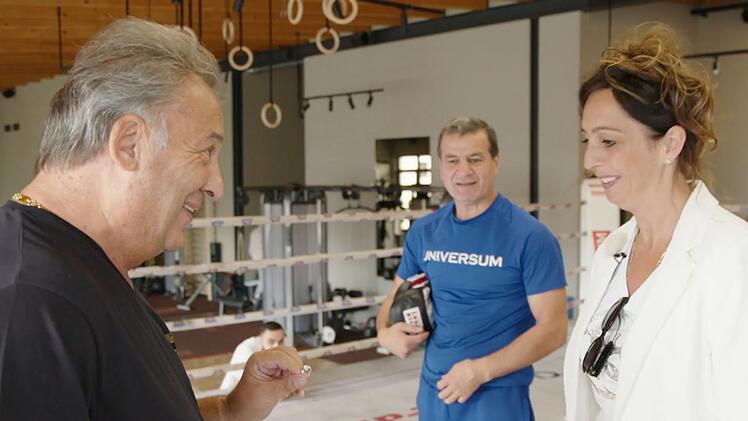 Überraschungs-Antrag im Boxring: Mike will Heidi heiraten.