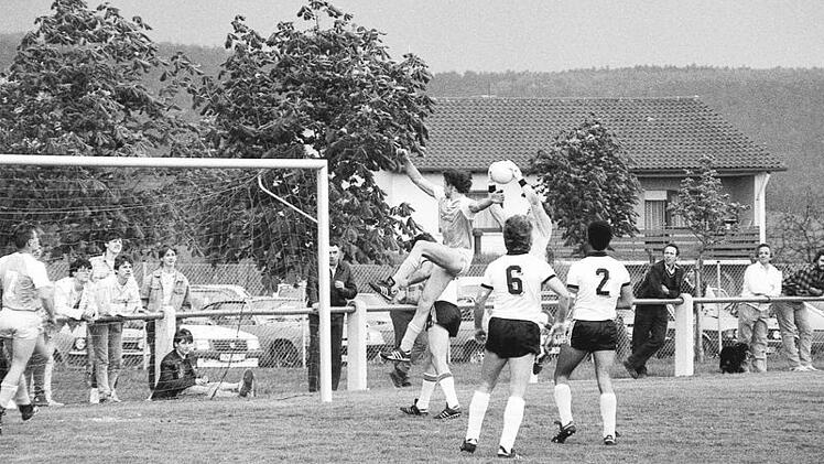Turbulente Szene vor dem Tor der Altstadt Schweinfurt, wo Keeper Schneider den Ball vor dem Nüdlinger Kiesel herunterpflückt.