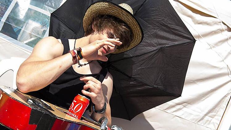 Zwar regnete es gerade mal nicht, trotzdem behielt dieser Besucher den Regenschirm lieber gleich in der Hand.