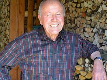 Ein Mann, der zupacken kann: Auch mit 75 Jahren geht Hermann Lankl noch in den Wald, um sein Brennholz selbst zu schlagen. Foto: Gabi Bertram