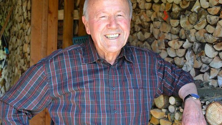 Ein Mann, der zupacken kann: Auch mit 75 Jahren geht Hermann Lankl noch in den Wald, um sein Brennholz selbst zu schlagen. Foto: Gabi Bertram