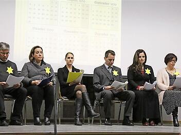 Die Laienschauspieler tragen ihre Textpassagen vor. Foto: Gerd Schaar