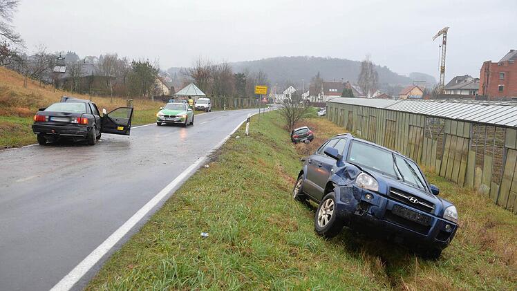 Gleich drei Autos waren Dienstagmorgen an einem Unfall beteiligt, der zwischen Dankenfeld und Priesendorf passierte. Alle Fotos: Ronald Rinklef