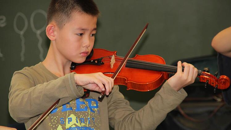 Auch ein Junge hat sich unter die kleinen M&auml;dchen aus Peking gemischt. Foto: Kerstin V&auml;th