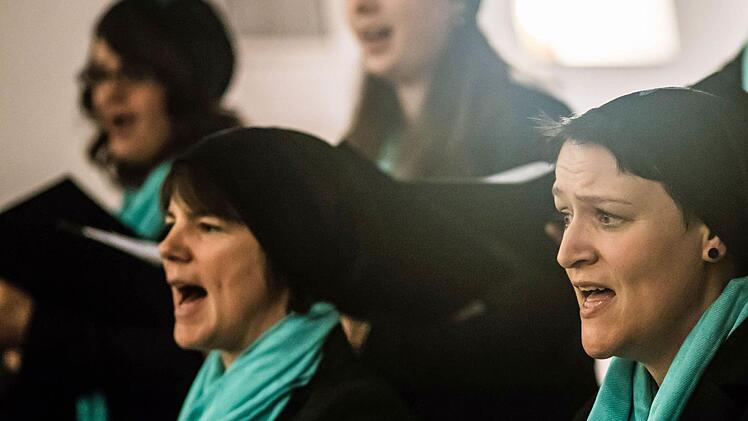 In der Heilig-Kreuz-Kirche begeisterte das "Vocalensemble Coburg" unter der Leitung von Stefanie Berg mit einem außgergewöhnlich vielseitigen Programm. Foto: Jochen Berger