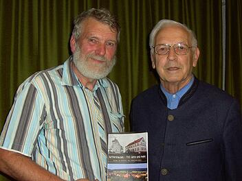 Buchvorstellung 700 Wittershausen, die Autoren Hans Dünninger (links) und Dr. Erwin Muth  Foto: Sell