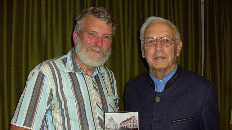 Buchvorstellung 700 Wittershausen, die Autoren Hans Dünninger (links) und Dr. Erwin Muth  Foto: Sell
