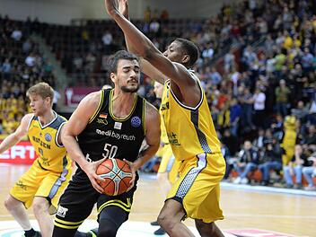 Auch mit geschlossenen Augen durchsetzungsstark: Der Bayreuther Assem Marei (links) erzielte in Erfurt 17 Punkt und sammelte 13 Rebounds ein.  Foto: Peter Mularczyk/Archiv