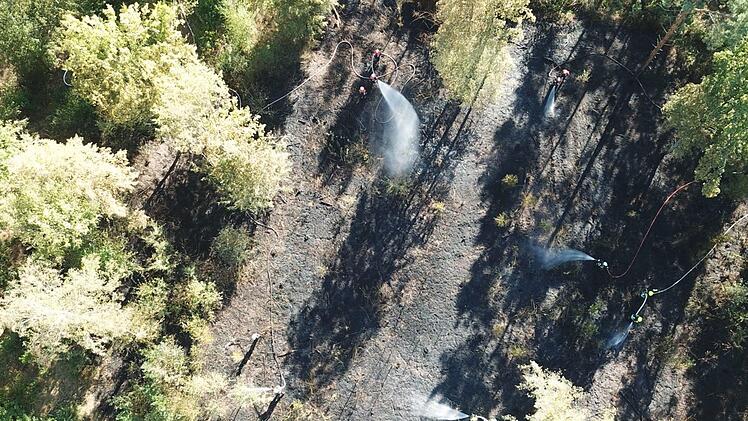 Die Luftaufnahme zeigt die Feuerwehren im Einsatz bei der Brandbekämpfung in dem Waldstück zwischen Eyrichshof und Fischbach. Das Bild wurde von Stefan Funck mit Hilfe einer Drohne des Bayerischen Roten Kreuzes aufgenommen.