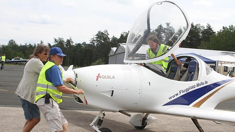 Beim Tankstopp gingen die Herren zur Hand und bugsierten das Flugzeug in die richtige Position, Helga Strack und Usch Diermann waren ein reines Frauenteam