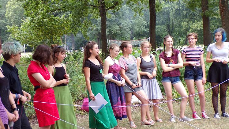 Lila Behr (mit weißem Wollknäuel in der Hand) sorgt für Vernetzung unter den Teilnehmenden Foto: Peter Reifschneider