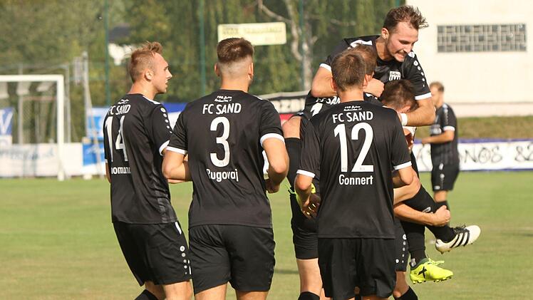 Die Sander Ralph Thomann, Shaban Rugovaj, Christopher Gonnert und Mert Topuz (von links) wollen im Heimspiel gegen Karlburg drei Punkte im Seestadion bejubeln. Foto: G&uuml;nther Geiling