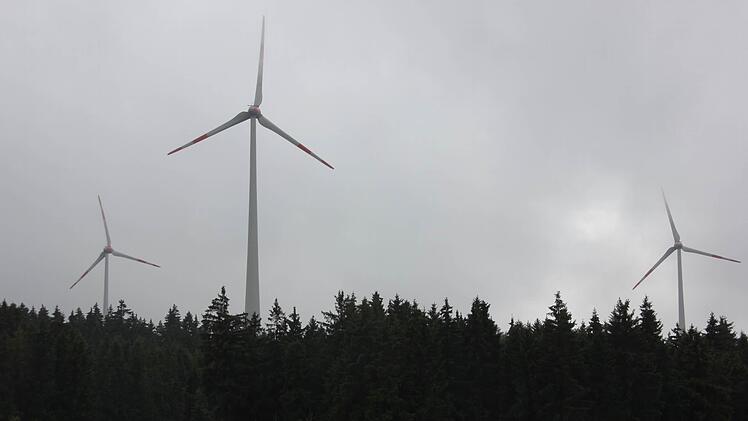 Auf der Fichtichhöhe bei Grafendobrach sollen drei Windräder gebaut werden. Dagegen klagen zwei Dorfbewohner und ein Naturschutzverband.  Symbolbild: Archiv