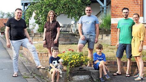 Anna Behlau (2. von links) und Marcus Schweizer (3. von rechts) vom OGV wollen drei Brunnen in Gemünda erneuern. Dritter Bürgermeister und Stiftungsratsvorsitzender Carsten Höllein (links) hofft mit Bastian und Stella Eggebrecht und ihren beiden Kindern Peter und Arnold auf Unterstützung aus der Bevölkerung.  Foto: privat