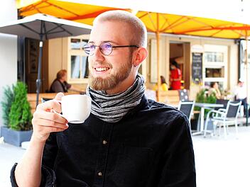Ulf Wunderlich im Café M, das bei ihm gleich um die Ecke liegt.Foto: Ulrike Nauer
