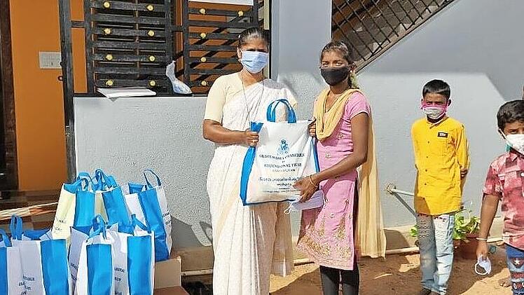 Mit der Ausgabe von Essenspaketen wurden 2750 Familien versorgt.