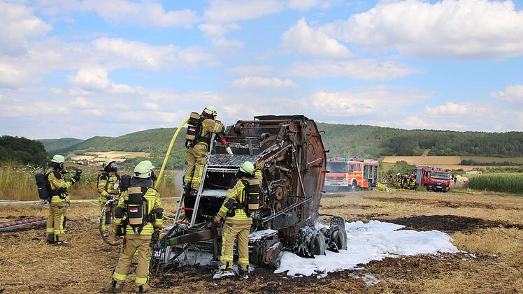 Komplett zerstört wurde diese Ballenpresse bei einem Brand am Freitagnachmittag. Die Feuerwehr löschte die Maschine und verhinderte ein Ausbreiten der Flammen.