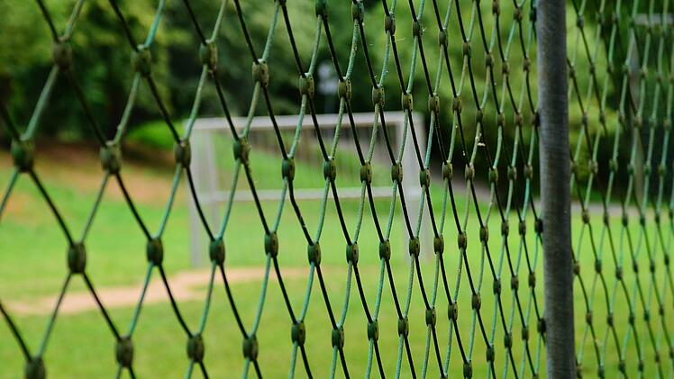 Mann tritt seine Ehefrau auf Bolzplatz fast tot - vor den Augen der siebenjährigen Tochter