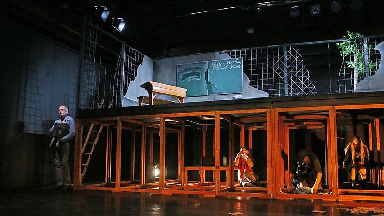 Uraufführung in Coburg: Szene aus "Klassenkämpfe" von Ruth Johanna Benrath.Foto: Henning Rosenbusch