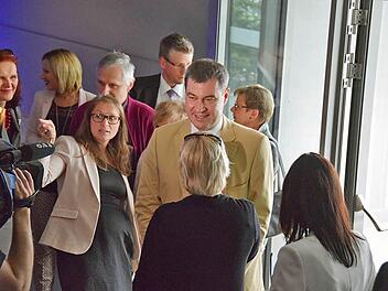 Bayerns Heimatminister Markus Söder kam mit der Zusicherung einer Zuschusserhöhung, worüber sich alle freuten.   Foto: Ronald Rinklef