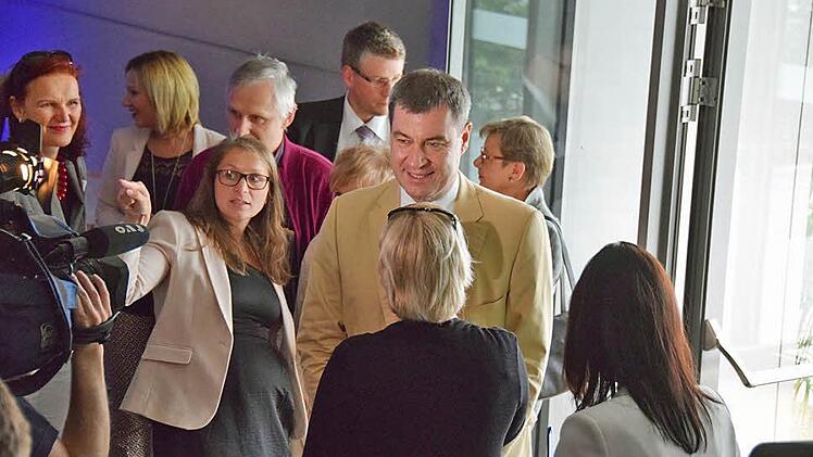 Bayerns Heimatminister Markus Söder kam mit der Zusicherung einer Zuschusserhöhung, worüber sich alle freuten.   Foto: Ronald Rinklef
