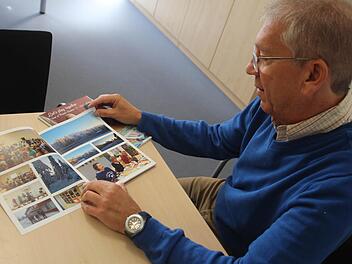 Michael Ulbrich hat die Erinnerung an die Comenius-Reisen im Jahr 2014 in zwei Fotoalben festgehalten.  Foto: Sarah Dann