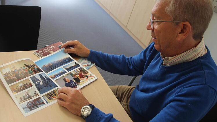 Michael Ulbrich hat die Erinnerung an die Comenius-Reisen im Jahr 2014 in zwei Fotoalben festgehalten.  Foto: Sarah Dann