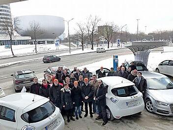 Zwischenstopp in München auf dem Weg nach Garmisch-Partenkirchen. Die Modellregionen Elektromobilität trafen sich zur Abschlussveranstaltung. Mit dabei das Projektmanagement aus Bad Neustadt (vorne mit orangefarbener Kopfbedeckung) Dr. Jörg Geier, Bianca Benkert und Ulrich Leber.  Text/Foto: S. Kritzer/Landratsamt, Andreas Grösch