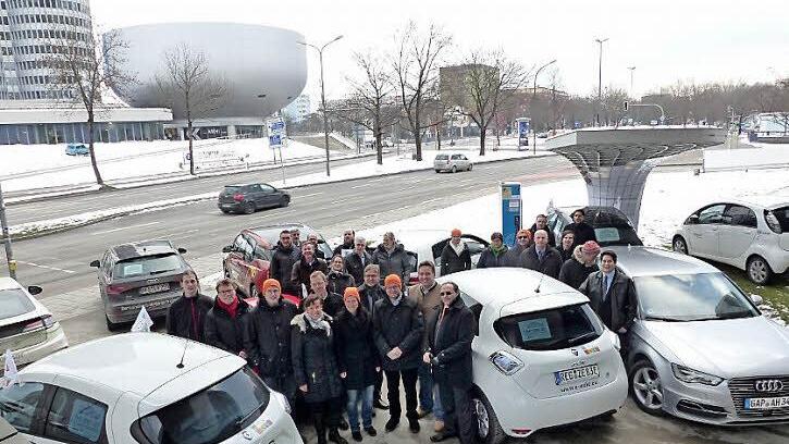 Zwischenstopp in München auf dem Weg nach Garmisch-Partenkirchen. Die Modellregionen Elektromobilität trafen sich zur Abschlussveranstaltung. Mit dabei das Projektmanagement aus Bad Neustadt (vorne mit orangefarbener Kopfbedeckung) Dr. Jörg Geier, Bianca Benkert und Ulrich Leber.  Text/Foto: S. Kritzer/Landratsamt, Andreas Grösch
