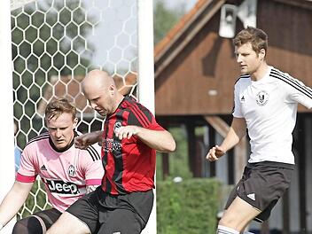 Der ASVler Frank Dachwald (rotes Trikot) scheitert gegen Mühlhausens Schlussmann Andy Hartrumpf. Rechts beobachtet Sebastian Krug die Aktion. Fotos: sportpress