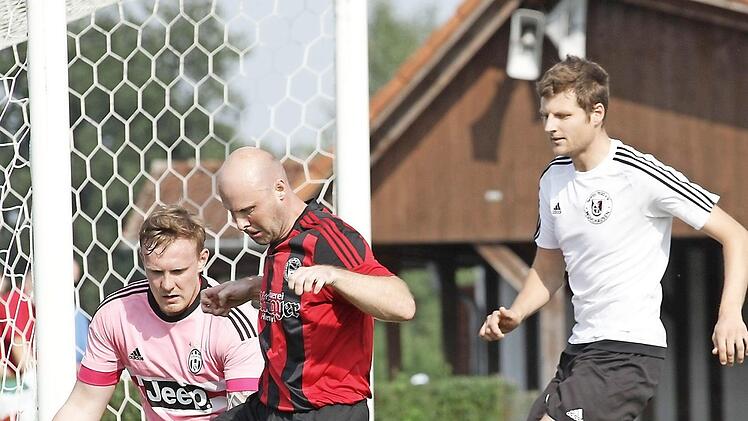 Der ASVler Frank Dachwald (rotes Trikot) scheitert gegen Mühlhausens Schlussmann Andy Hartrumpf. Rechts beobachtet Sebastian Krug die Aktion. Fotos: sportpress