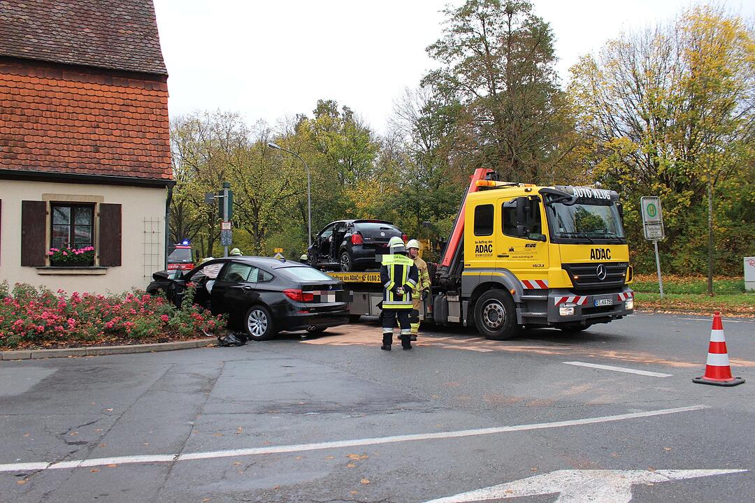 Frau wird bei Crash in Bayreuth im Auto eingeklemmt