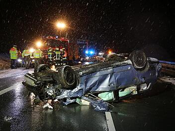 Am Montagabend hat sich im Landkreis Wunsiedel ein schwerer Unfall ereignet, bei dem eine Person starb. Ein weiterer Autofahrer wurde schwer verletzt.NEWS5 / Fricke