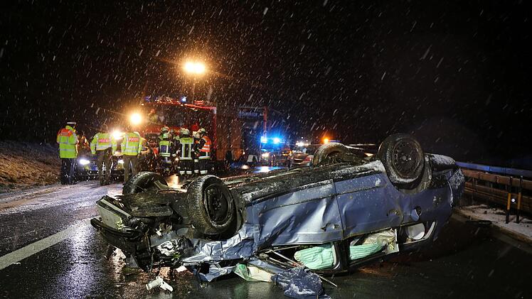 Am Montagabend hat sich im Landkreis Wunsiedel ein schwerer Unfall ereignet, bei dem eine Person starb. Ein weiterer Autofahrer wurde schwer verletzt.NEWS5 / Fricke