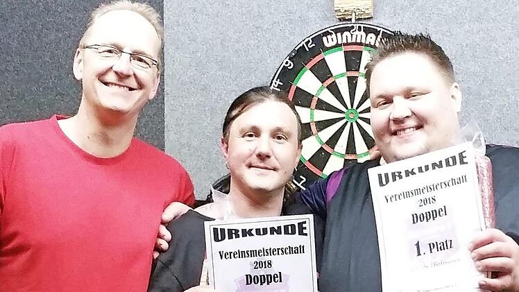 Vereinsmeister im Doppel beim DC Gipsy Ebern wurden Dominik Hofmann (rechts) und Dominik Ulrich (Mitte). Links Sportwart und Turnierleiter Rainer Dre&szlig;el  Foto: Wolfgang Dietz
