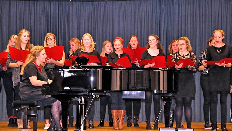 Der Chor der Fachakademie für Sozialpädagogik umrahme die Feier am BBZ  musikalisch. Foto: Dieter Britz