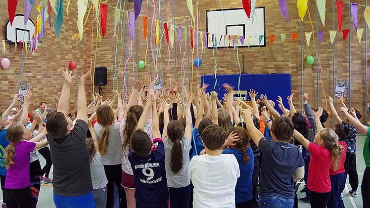 Gemeinsam viel Spaß hatten die Kinder bei der Luftschlangen-Bombe. Heike Schülein