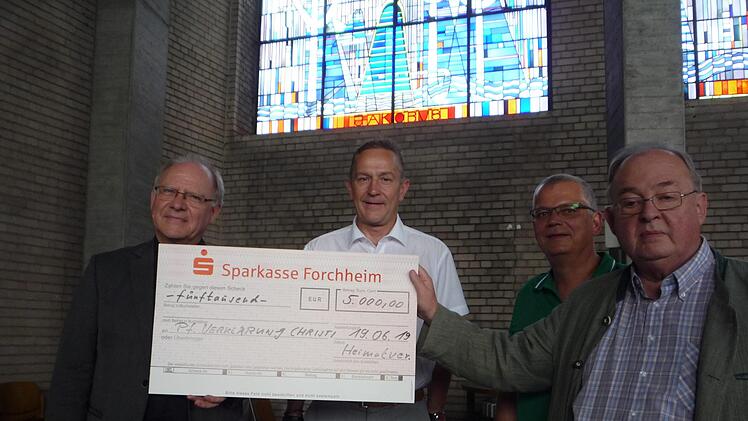 Übergabe des Schecks auf der Orgelempore    (von links): Pfarrer Martin Emge,  Udo Schönfelder, Thomas Werner (im Vorstand des Heimatvereins) und Dieter George Foto: Elisabeth Görner