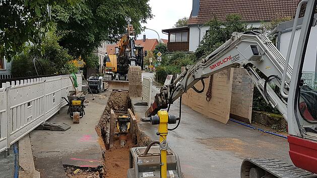 Baustelle &uuml;ber Baustelle: Auch in Gro&szlig;enh&uuml;l ist die Ortsdurchfahrt gesperrt.