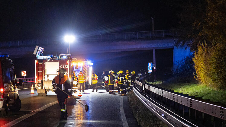 Unfall auf A73 bei Baiersdorf: Auto schleudert mehrmals gegen Leitplanke - Insassen verletzt