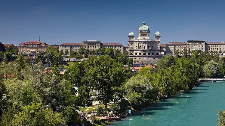 Die Schwimmrouten auf der Aare führen an Sehenswürdigkeiten, wie dem Bundeshaus, vorbei.