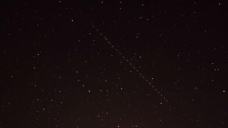 Mysteriöse Lichterkette erscheint am Himmel: Was steckt hinter dem Phänomen?