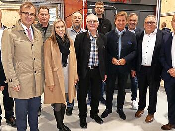 Die Einweihung des zweiten Heizwerkes war für die Gesellschafter der Wärmeversorgung Neuenmarkt GmbH ein stolzer Tag. Unser Bild zeigt Geschäftsführer Klaus Zahner (Mitte) mit den Ehrengästen bei einem Rundgang.