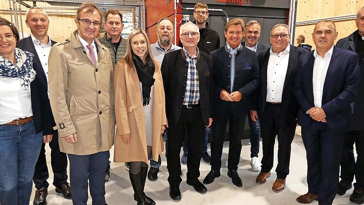 Die Einweihung des zweiten Heizwerkes war für die Gesellschafter der Wärmeversorgung Neuenmarkt GmbH ein stolzer Tag. Unser Bild zeigt Geschäftsführer Klaus Zahner (Mitte) mit den Ehrengästen bei einem Rundgang.