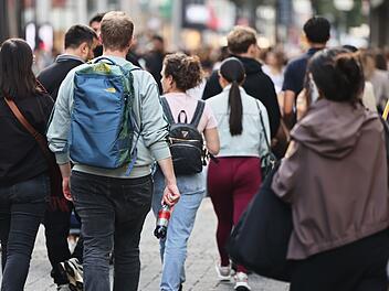 Menschen in der Fu&szlig;g&auml;ngerzone